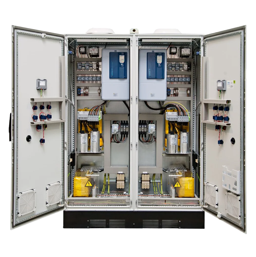Cuadro eléctrico abierto durante inspección termográfica