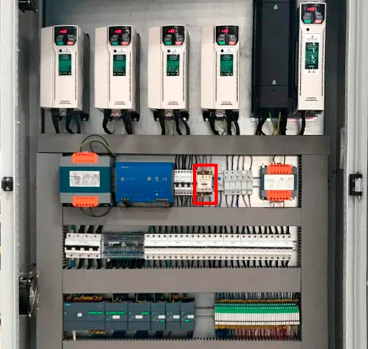 Panel eléctrico de instalación solar inspeccionado
