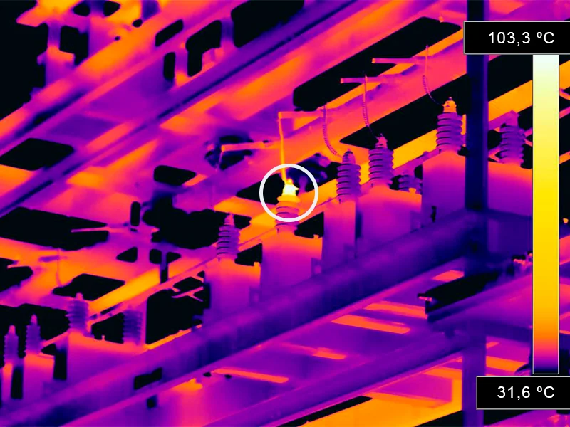 Imagen termográfica de fallo por sobrecalentamiento en instalación de alta tensión
